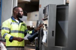 HMI upgrade package TP2200 Comfort consisting of: TP2200 Comfort migrated customer application, SIMATIC Memory Card 2 GB, PROFINET cable for test p...